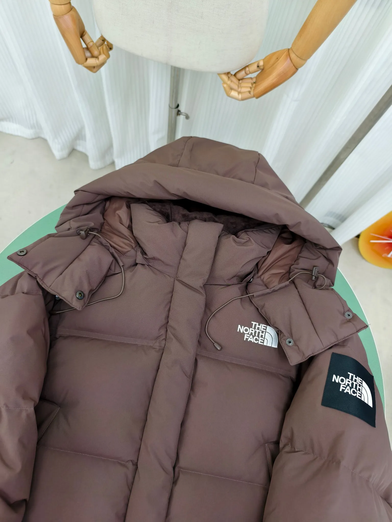 Women's model 💰P380 Style number: Y 165 The north face 🇰🇷Korean limited edition 2-in-1️⃣ short shoulder sleeve down jacket. Made of windproof fabric and high-density physical wind barrier, it can effectively reduce heat loss due to convection while also protecting the body's microclimate. The interior is filled with extremely fluffy duck down, which has high energy-keeping properties and is lightweight and warm. Two-wear design, the sleeves can be attached and removed at will through the wrap-around zippers on both sides, and the jacket turns into a vest in an instant, making it a two-wear suit, suitable for changing seasons. The embroidered brand LOGO is smooth and fine, full of texture and more recognizable. The hem is adjustable and has a built-in drawstring buckle, which can be adjusted and retracted at will, allowing for more dressing possibilities. (Sleeves are removable) Color: Brown Black White Size: XS-XL
